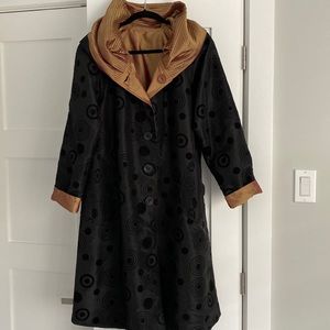 Completely reversible trench coat BLACK/GOLD.